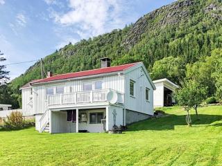 6 person holiday home in AVERØY - Stein - 6