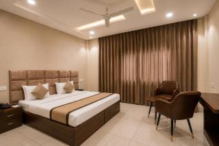 Hotel Prizma Grand Premium Zirakpur Near Chandigarh Highway - 0