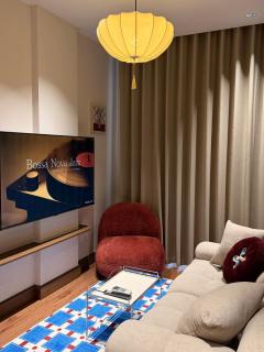 Mid-Century Modern Lakeview Apartment - 9