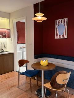 Mid-Century Modern Lakeview Apartment - 5