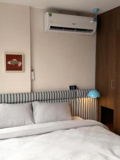 Mid-Century Modern Lakeview Apartment - 4