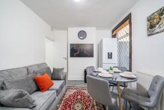 Beautiful 4 Bedroom For Families And Contractors With Free Parking, WiFi and Garden - 9