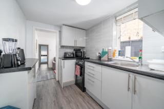 Beautiful 4 Bedroom For Families And Contractors With Free Parking, WiFi and Garden - 2