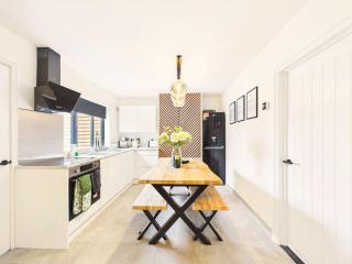 Ravens Lane - Spacious and Modern by Signature Stays - Sleeps 6 - 8