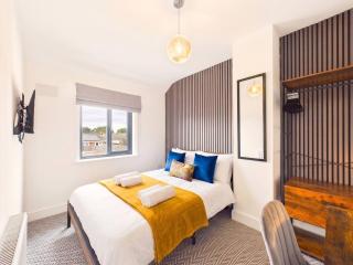 Ravens Lane - Spacious and Modern by Signature Stays - Sleeps 6 - 9
