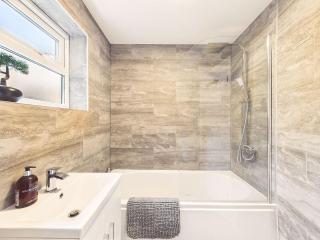 Ravens Lane - Spacious and Modern by Signature Stays - Sleeps 6 - 2