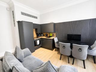 6 Bed, Free Parking, Fully Renovated Apartment - 0