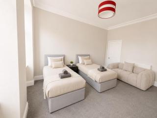 6 Bed, Free Parking, Fully Renovated Apartment - 6