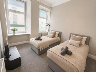 6 Bed, Free Parking, Fully Renovated Apartment - 3