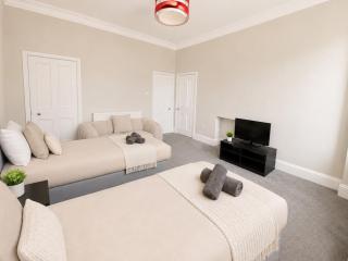 6 Bed, Free Parking, Fully Renovated Apartment - 2