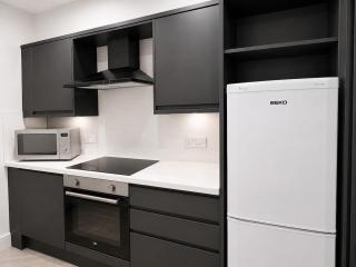 4 Bed, Free Parking, Near City Centre - 3