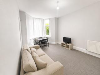 4 Bed, Free Parking, Near City Centre - 1