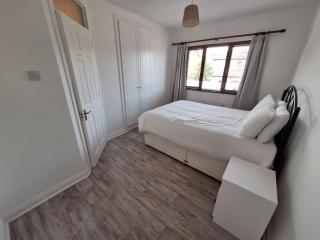 Spacious 4BR Waterford Home Sleeps 8 Parking - 0