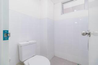 RedDoorz near Green Sedayu Mall - 9