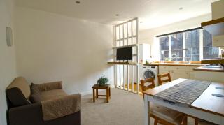 One-Bedroom flat in Cheam Village - 8