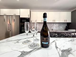 Spacious 3-Bedroom with Terrace Near Paceville & Beach - 9