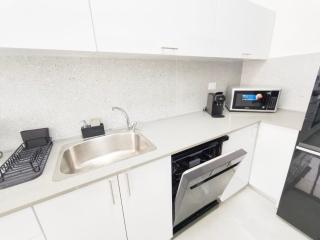 Infinity Urban Stay 4-Min Walk to the Beach & MAMAD - 6