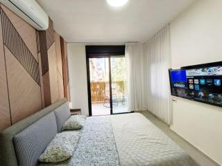 Infinity Urban Stay 4-Min Walk to the Beach & MAMAD - 1