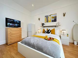 Vibrant Studio in Harbone With Parking - 6