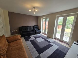 Shirebrook 2-Bed Townhouse with Free Parking Ideal for Contractors and Families - 9