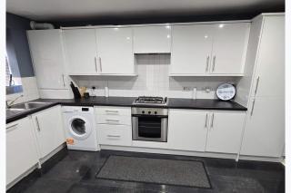 Shirebrook 2-Bed Townhouse with Free Parking Ideal for Contractors and Families - 8
