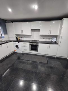 Shirebrook 2-Bed Townhouse with Free Parking Ideal for Contractors and Families - 7
