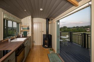The Woodpecker Shepherds Hut with Private Hot Tub - 9
