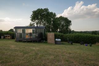 The Woodpecker Shepherds Hut with Private Hot Tub - 3