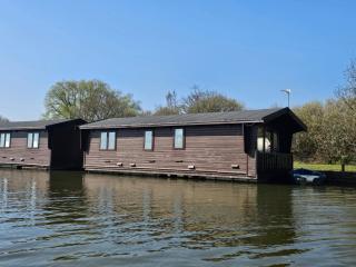 Filby Broads Lodge Houseboat - 9
