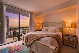 Modern Studio Pool View Downtown Doral' Heart - 8
