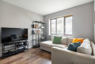 Charming Parkside Apartment WiFi Gated Parking - 4