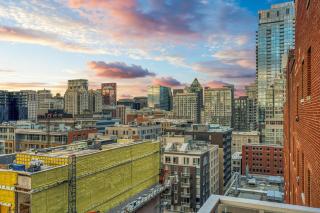 Chic Downtown Montreal Stay Near Bell Centre - 5