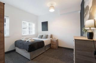 Spacious 5-Bed Flat in Stockton, Sleeps 9 - 8