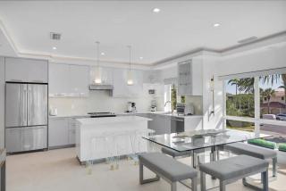 Sophisticated 3BR Oceanfront Home with Loft - 6