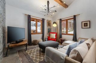 Chalet Fleur de Lys - Chalet 4BR Wood Stove , Home Cinema , Parental Suite - By Cozee Rentals - 2