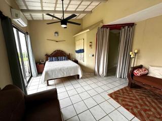 Large home 1 blk from beach with private courtyard - 7