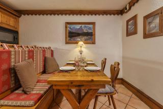 Grepon -City Center - Free Swimming pool, Sauna, Gym - Free Parking - By Cozee Rentals - 9