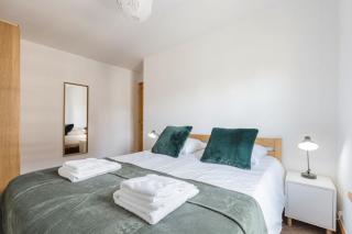 Conseil B - Chic 2BR City Center Apartment - Free Parking & Mountain View - By Cozee Rentals - 7