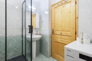 Conseil B - Chic 2BR City Center Apartment - Free Parking & Mountain View - By Cozee Rentals - 6