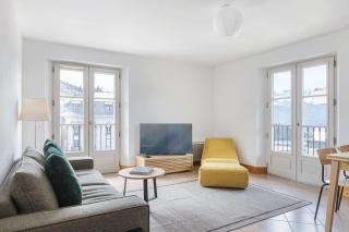 Conseil B - Chic 2BR City Center Apartment - Free Parking & Mountain View - By Cozee Rentals - 4
