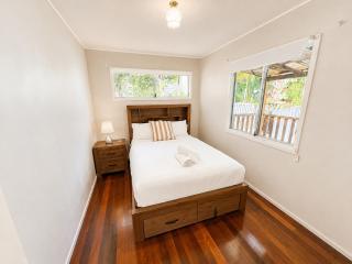 Southport 3BR Family Home Free Parking - 3