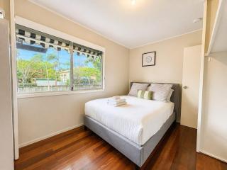 Southport 3BR Family Home Free Parking - 1