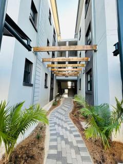 Luxury 2BR Apt, Pool, Gated Estate, Sarona Mall - 1