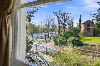 Beautiful period cottage, exceptional riverside location in the heart of Chester - 2