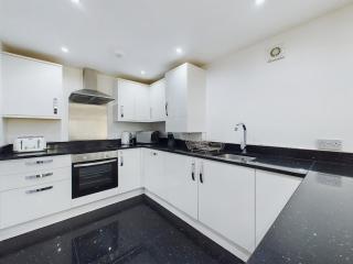 Modern 4 Bed Walk to Pubs Shops and Countryside - 4