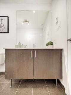 Cozy 2-Bed Stay Near Downtown Montreal - 4