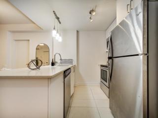 Cozy 2-Bed Stay Near Downtown Montreal - 3