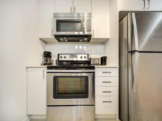 Cozy 2-Bed Stay Near Downtown Montreal - 2