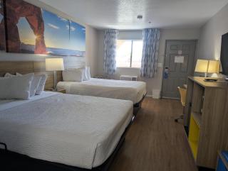 Days Inn by Wyndham Bullhead City - 6