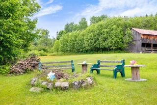 Le Repos de L'Ours Waterfront Chalet with Private Dock - 1